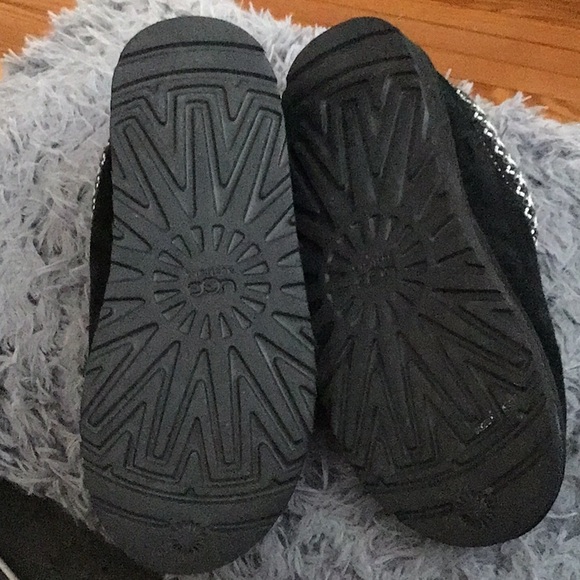 UGGS  Kid's Tasmin II Slippers - Black - 2 - like new - Picture 2 of 3